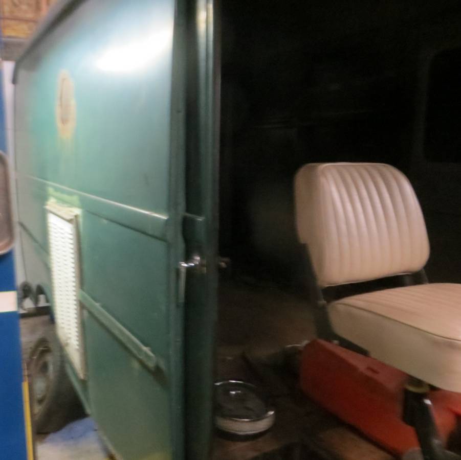 International-metro-van-1963-green-14
