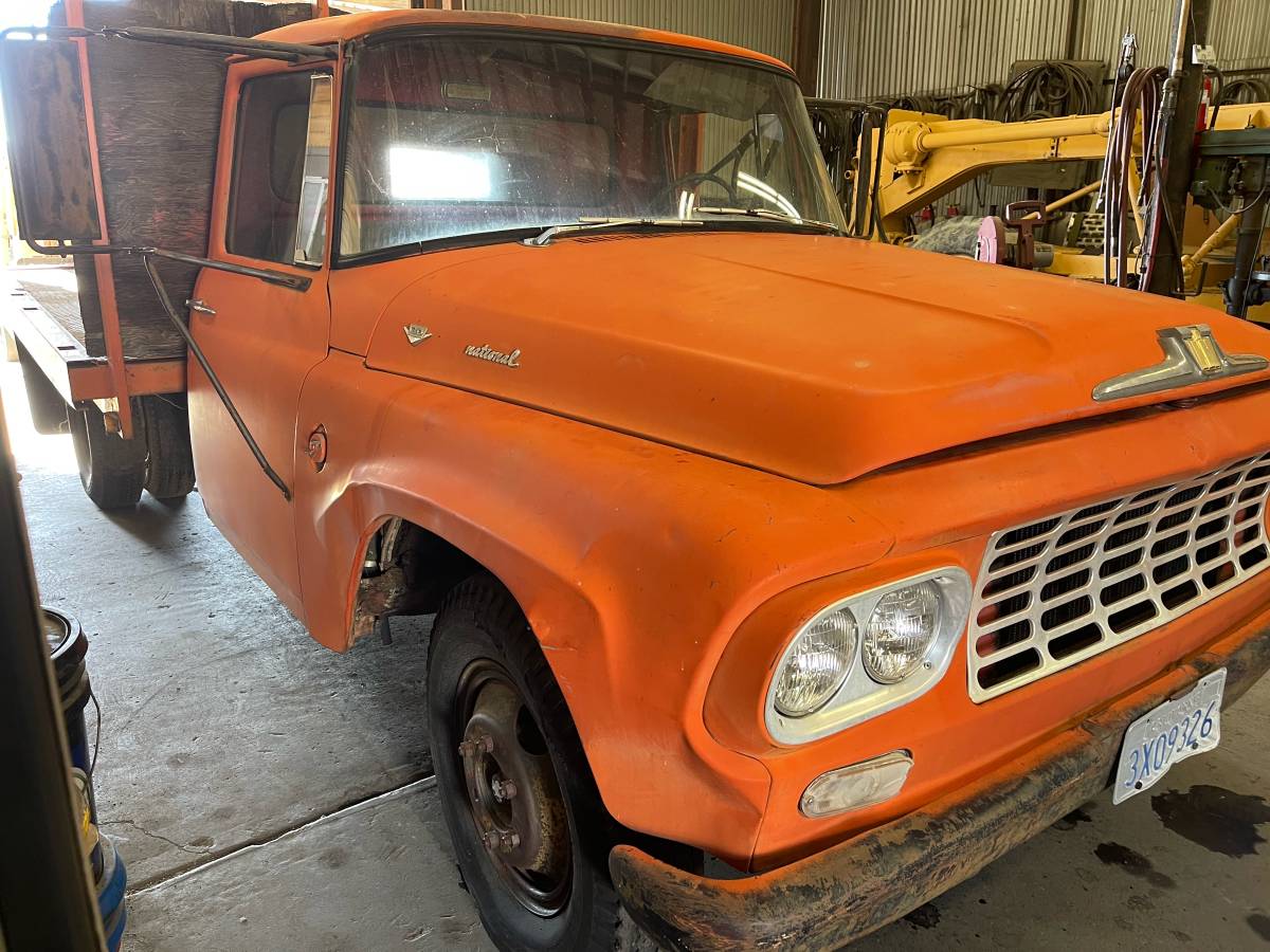 International-v-130-1962-orange-1