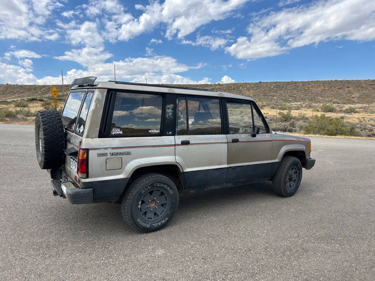 Isuzu-trooper-1988