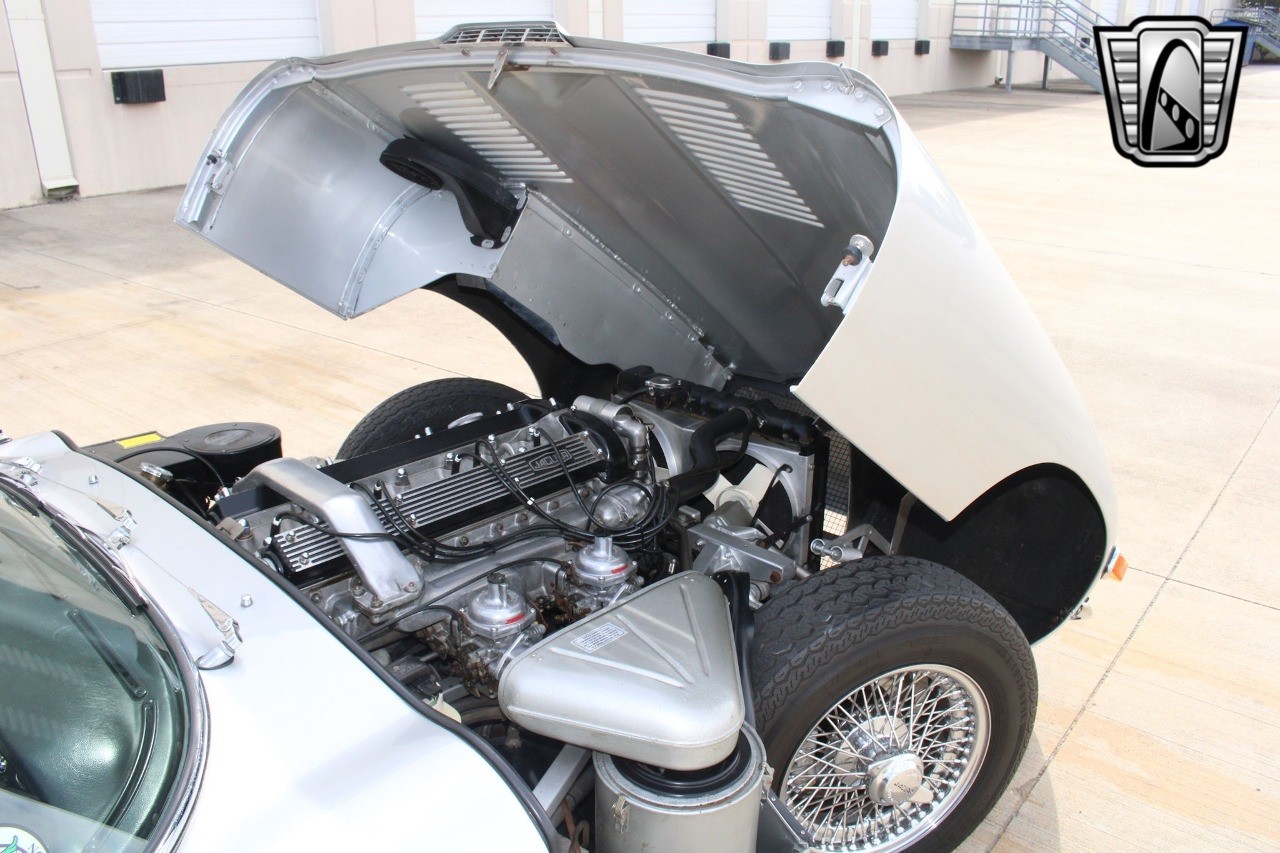 Jaguar-E-Type-1969-16