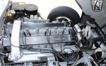 Jaguar-E-Type-1969-17