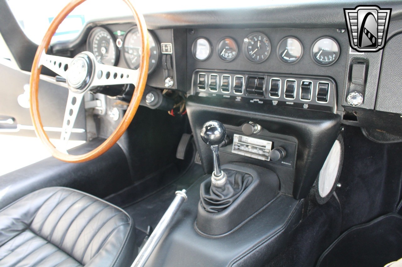 Jaguar-E-Type-1969-24