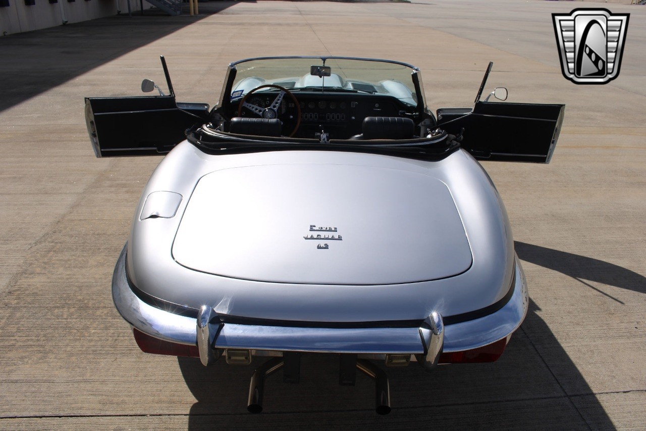 Jaguar-E-Type-1969-37