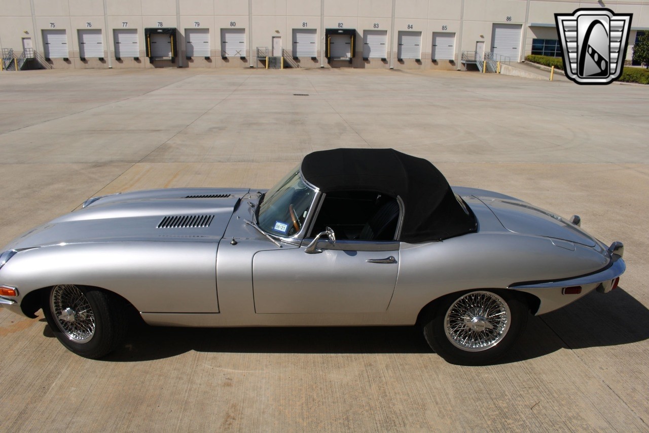 Jaguar-E-Type-1969-6