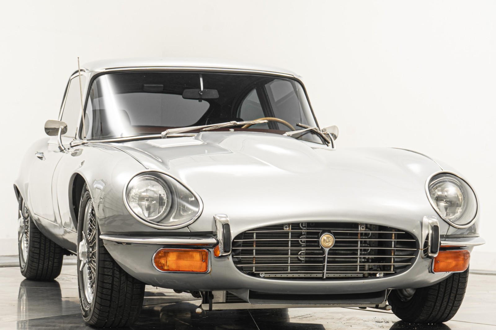 Jaguar-E-Type-1971-2D-Coupe-2