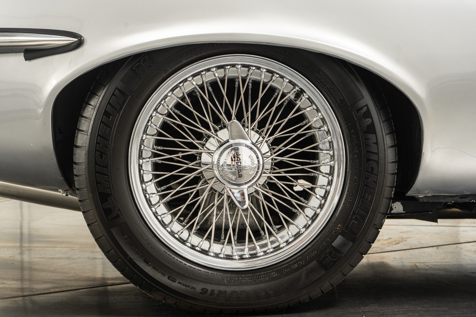 Jaguar-E-Type-1971-2D-Coupe-28