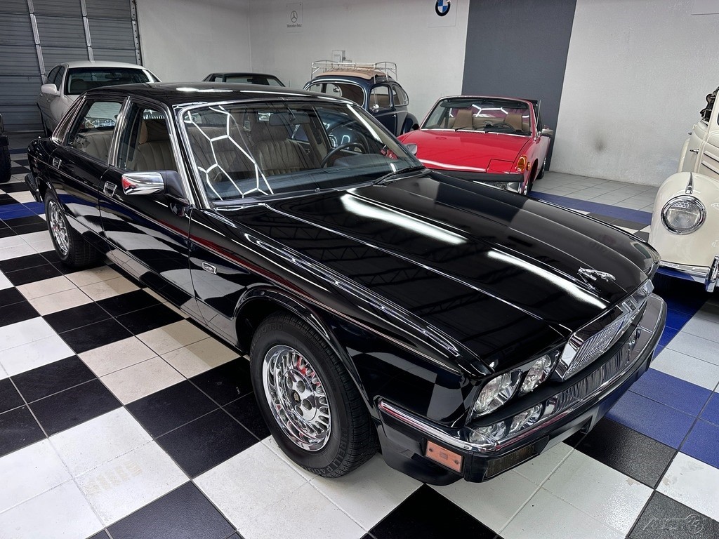 Jaguar-XJ-1989-Sedan-1