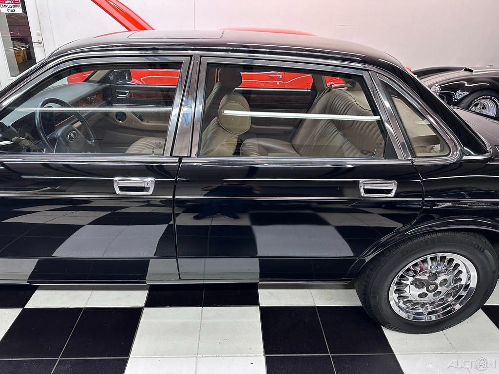 Jaguar-XJ-1989-Sedan-11