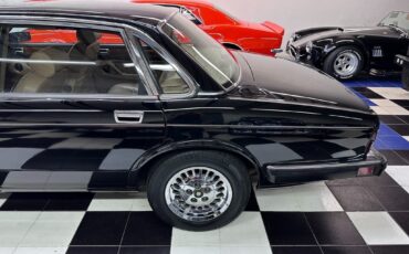 Jaguar-XJ-1989-Sedan-13