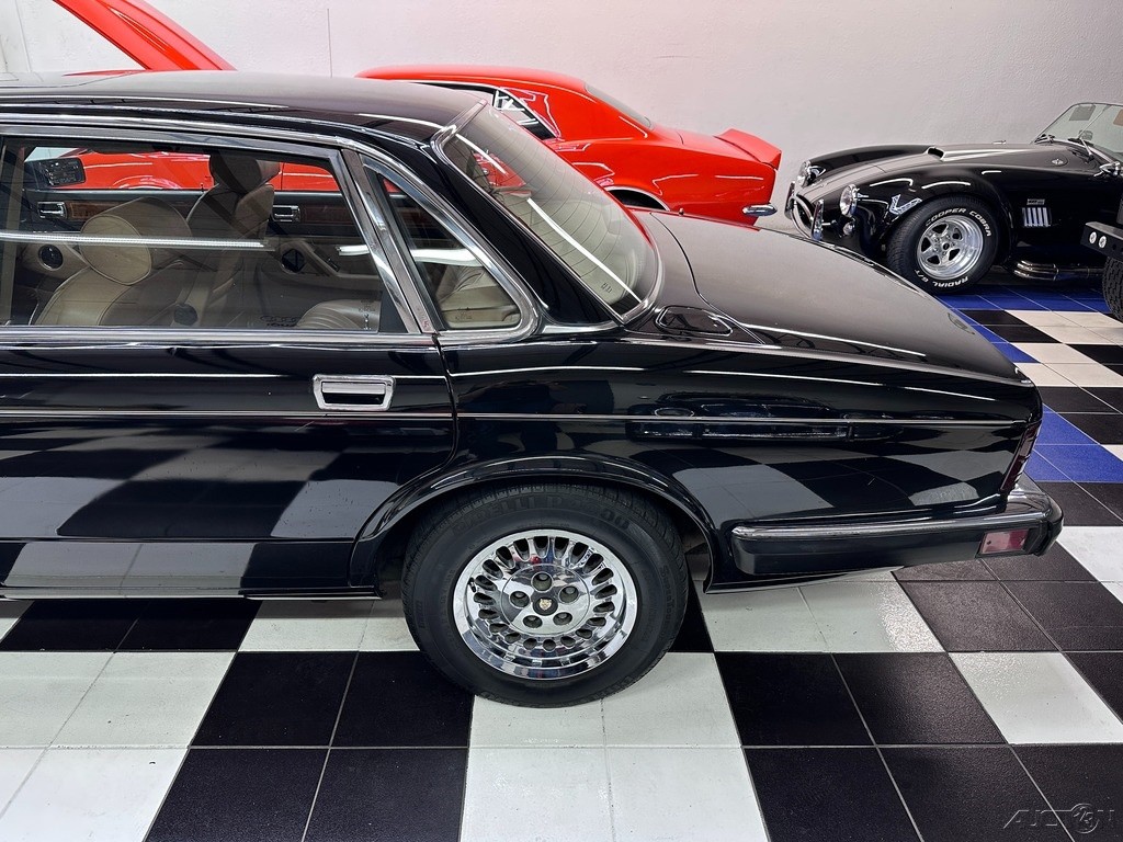 Jaguar-XJ-1989-Sedan-13