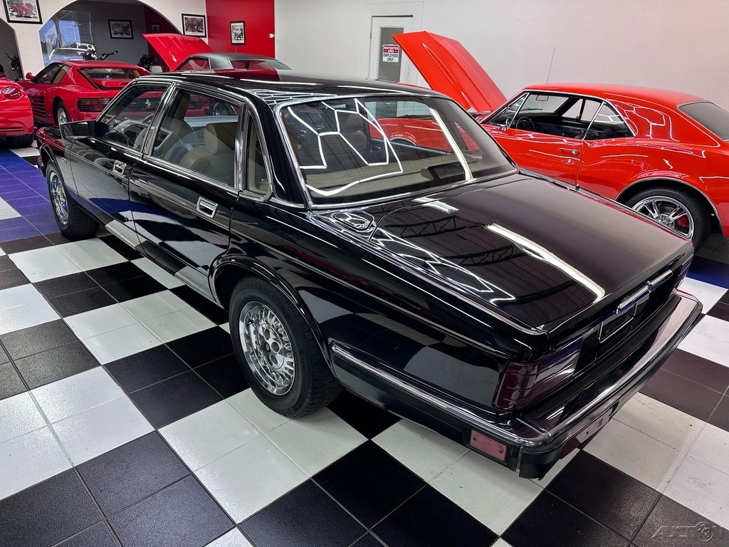 Jaguar-XJ-1989-Sedan-16
