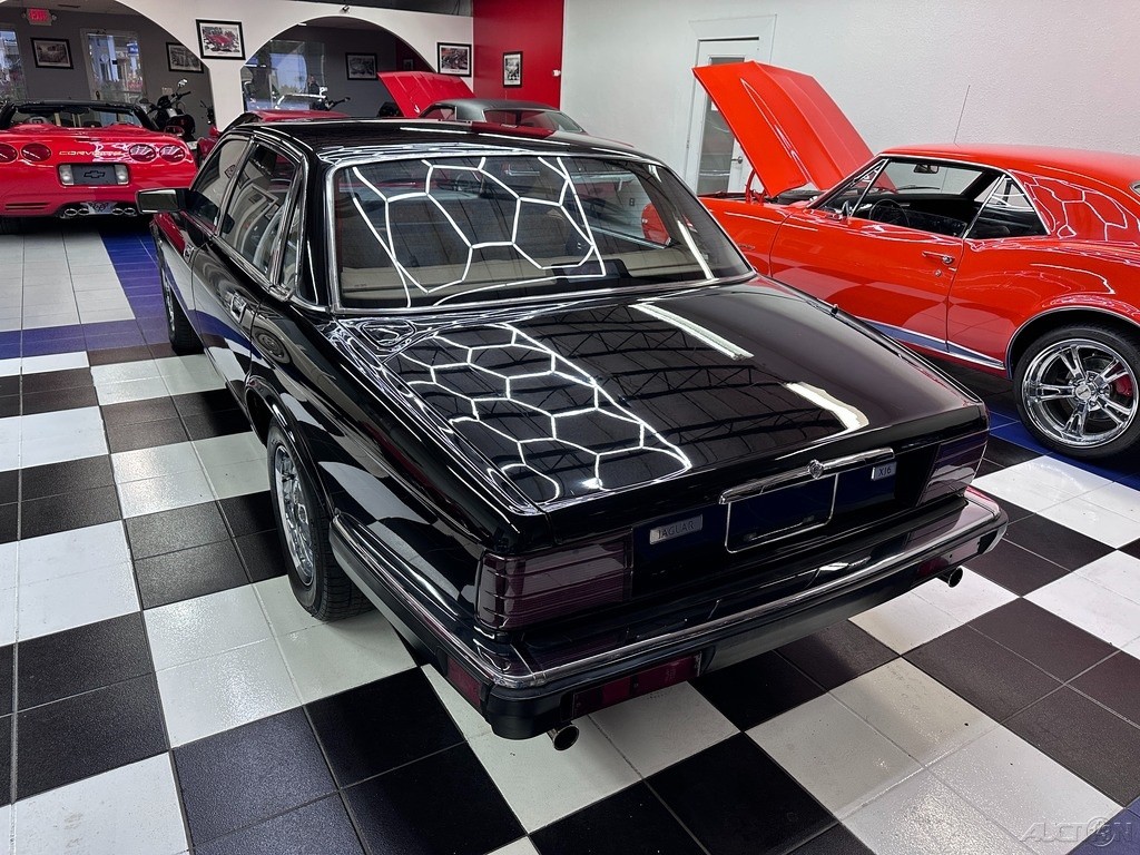 Jaguar-XJ-1989-Sedan-18