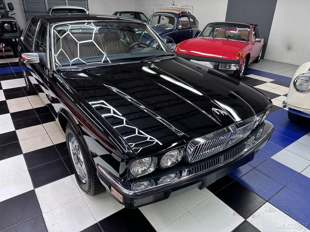 Jaguar-XJ-1989-Sedan-2