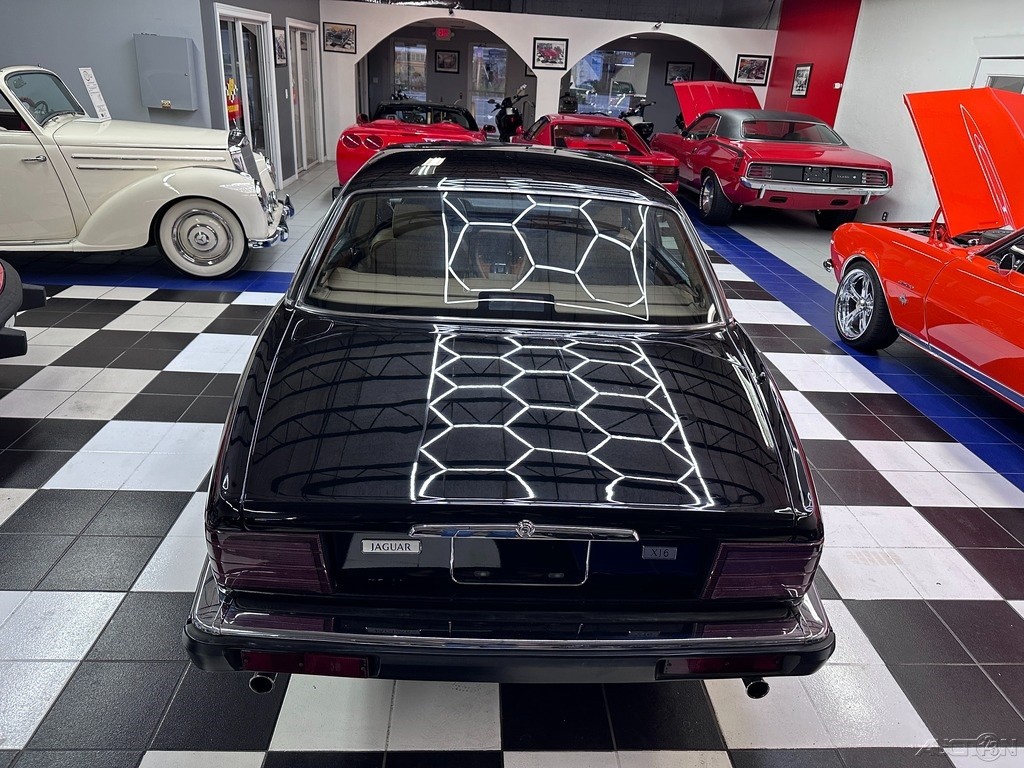 Jaguar-XJ-1989-Sedan-21