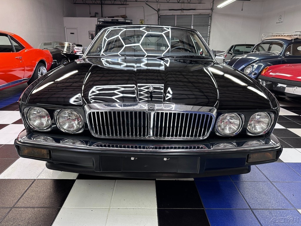 Jaguar-XJ-1989-Sedan-4