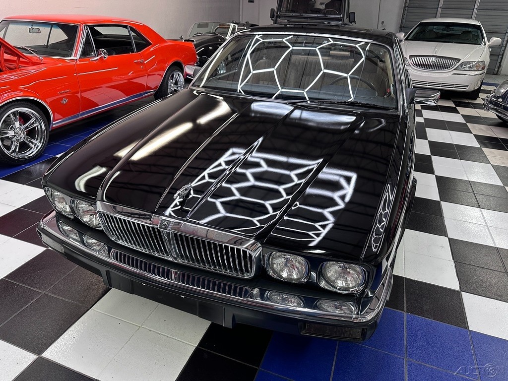 Jaguar-XJ-1989-Sedan-5