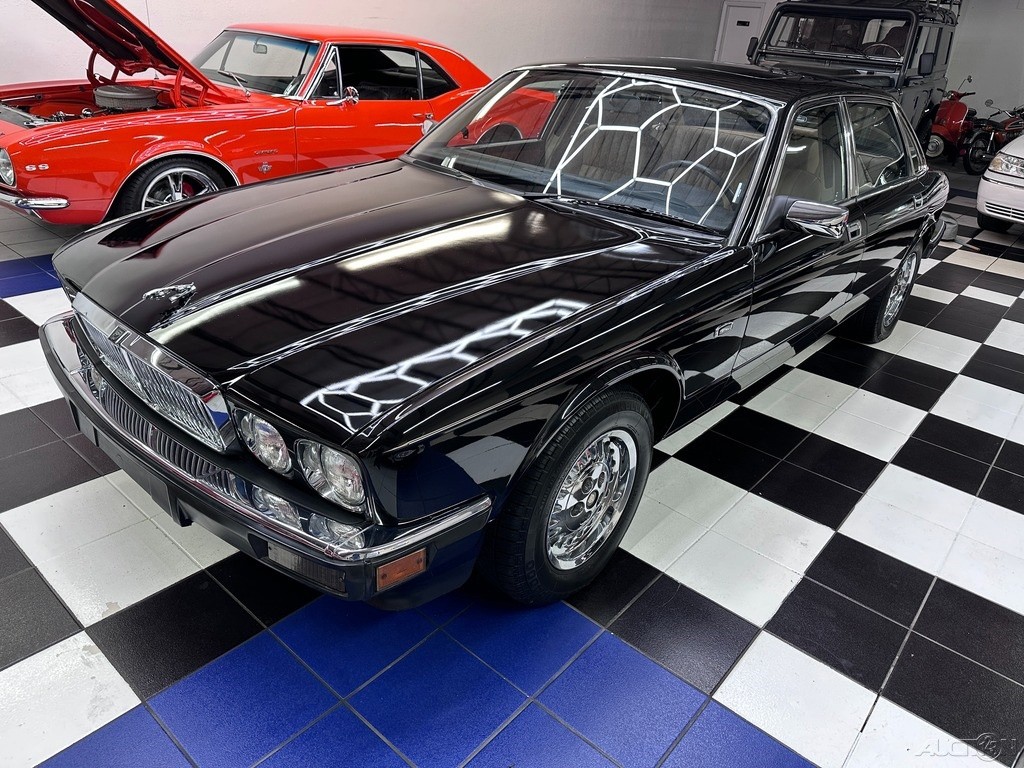 Jaguar-XJ-1989-Sedan-6