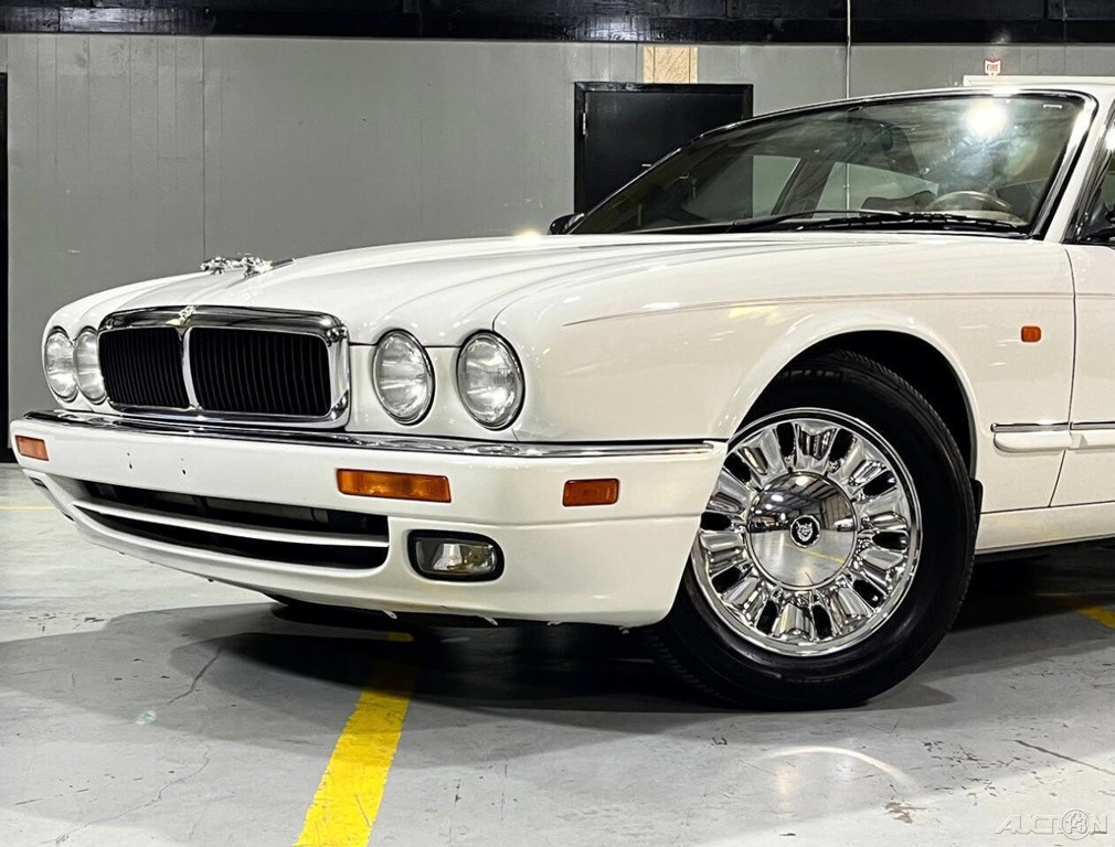 Jaguar-XJ-1995-Sedan-1