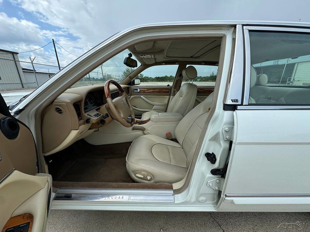 Jaguar-XJ-1995-Sedan-10