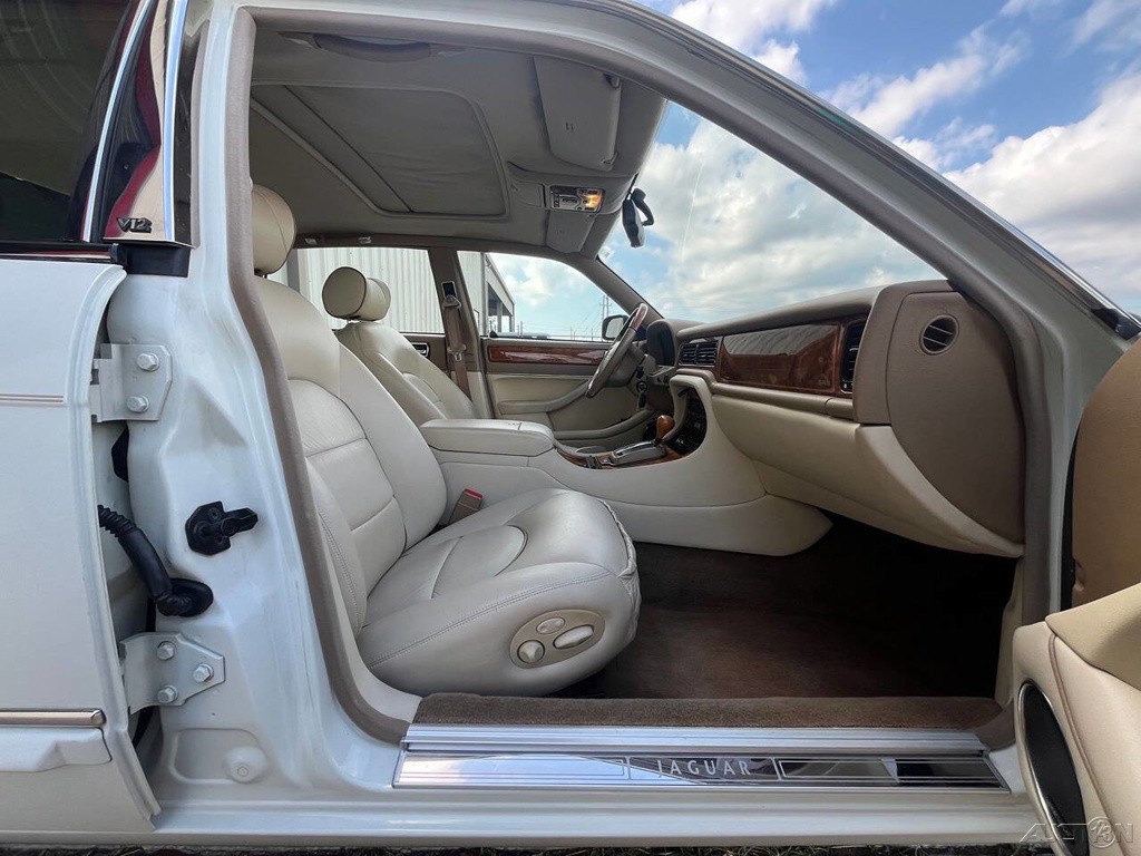 Jaguar-XJ-1995-Sedan-12