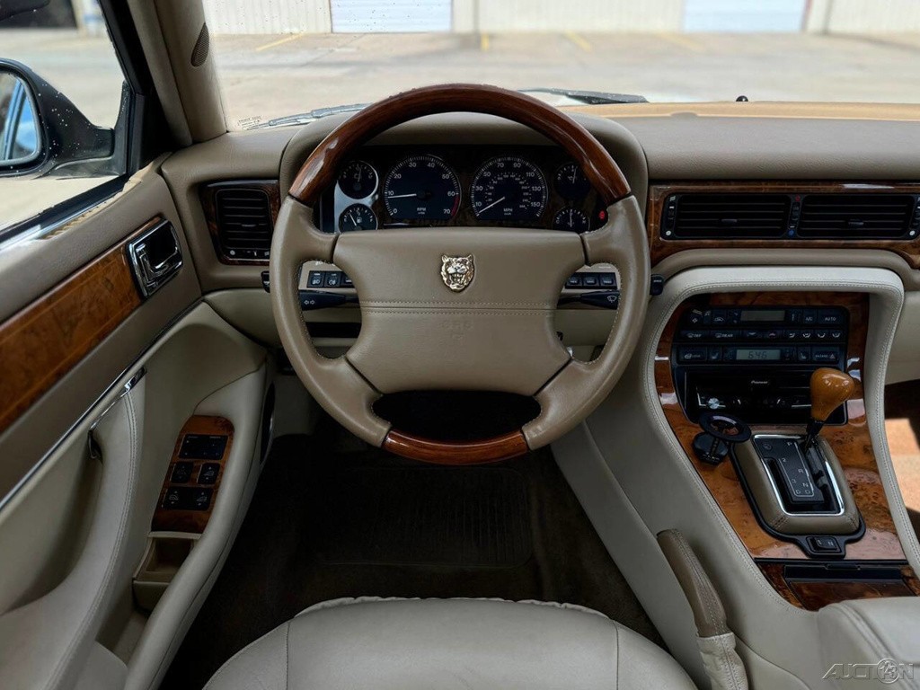 Jaguar-XJ-1995-Sedan-15