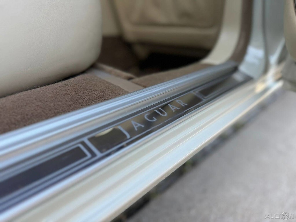 Jaguar-XJ-1995-Sedan-17