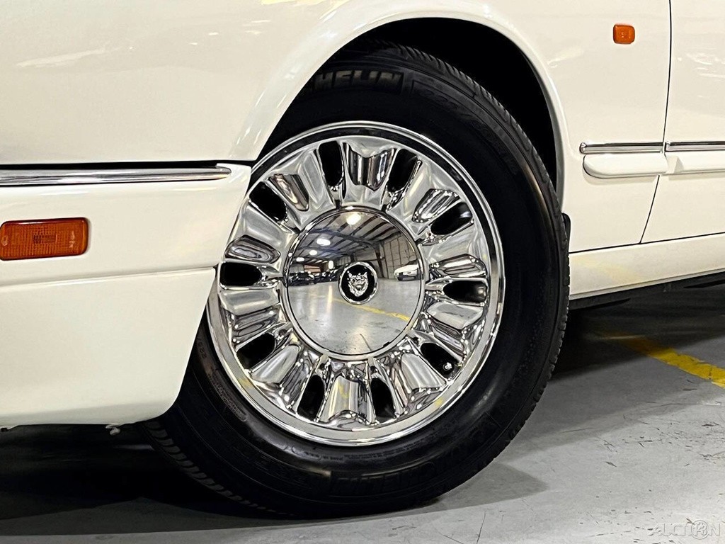 Jaguar-XJ-1995-Sedan-2