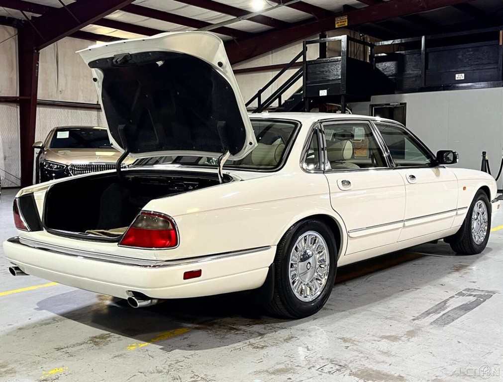Jaguar-XJ-1995-Sedan-20