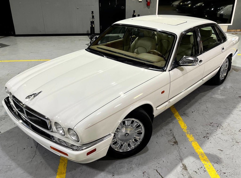 Jaguar-XJ-1995-Sedan-5