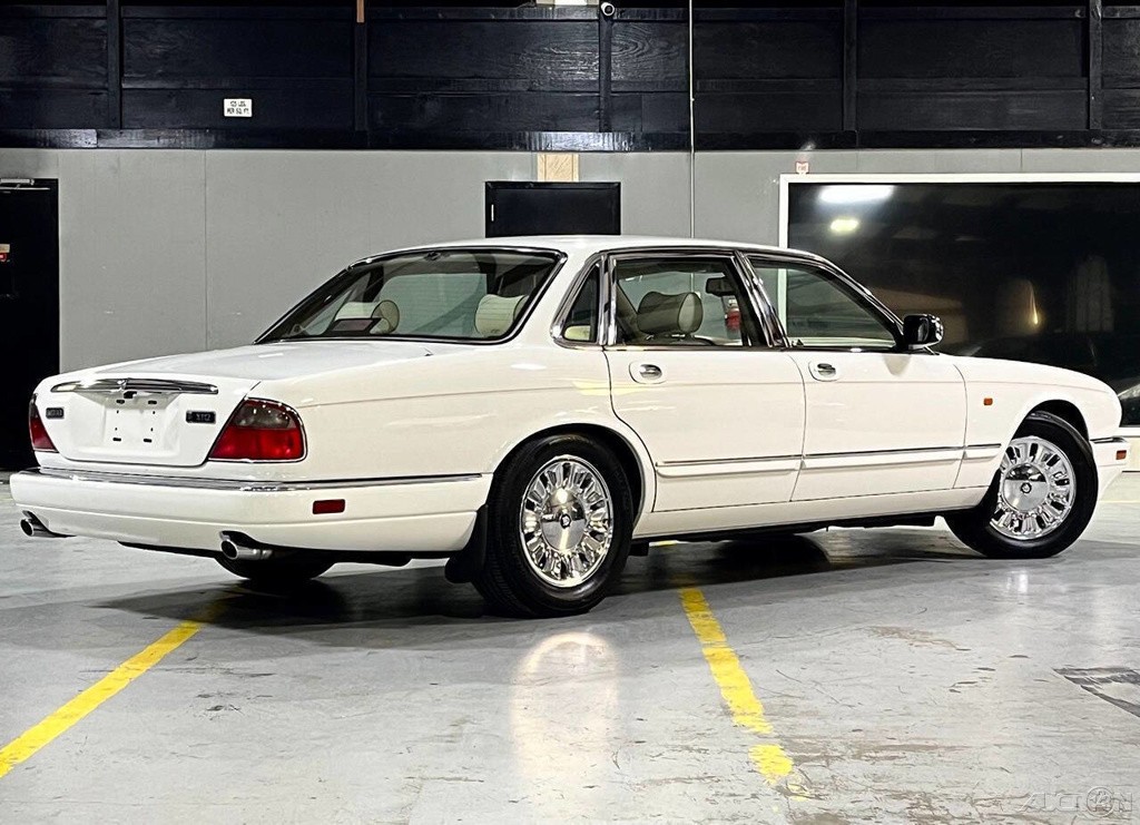 Jaguar-XJ-1995-Sedan-9