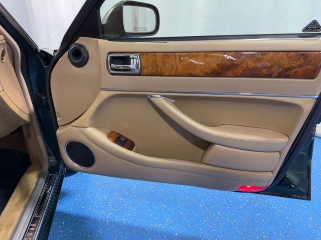 Jaguar-XJ-1996-Sedan-17