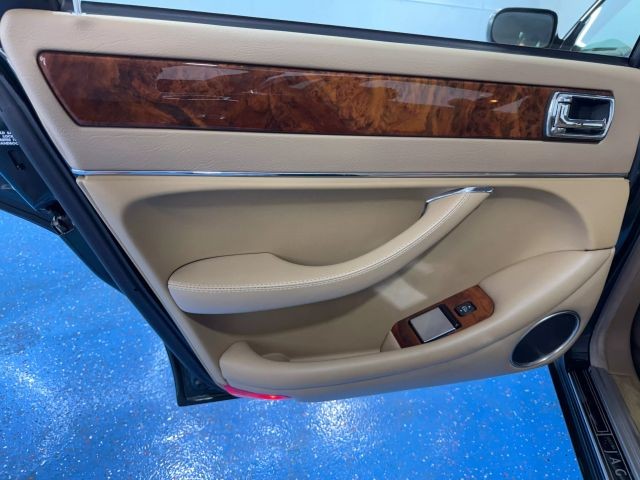 Jaguar-XJ-1996-Sedan-23
