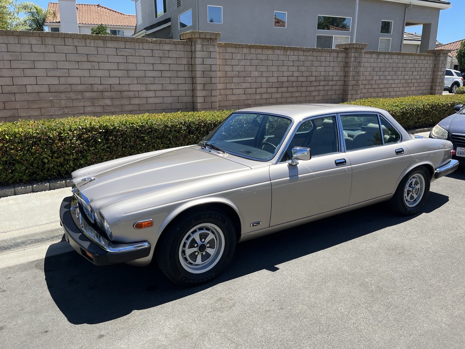 Jaguar-XJ6-1987-Sedan