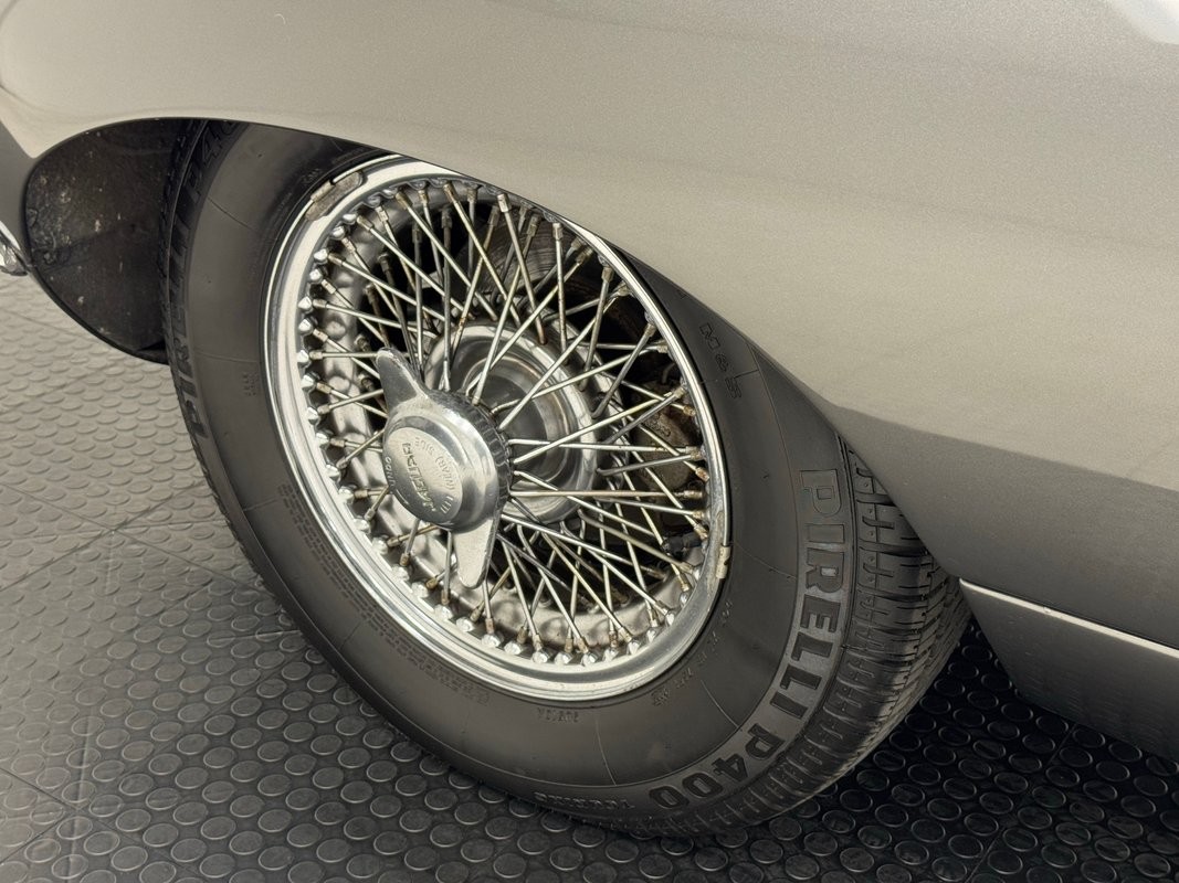 Jaguar-XK-1967-Convertible-13