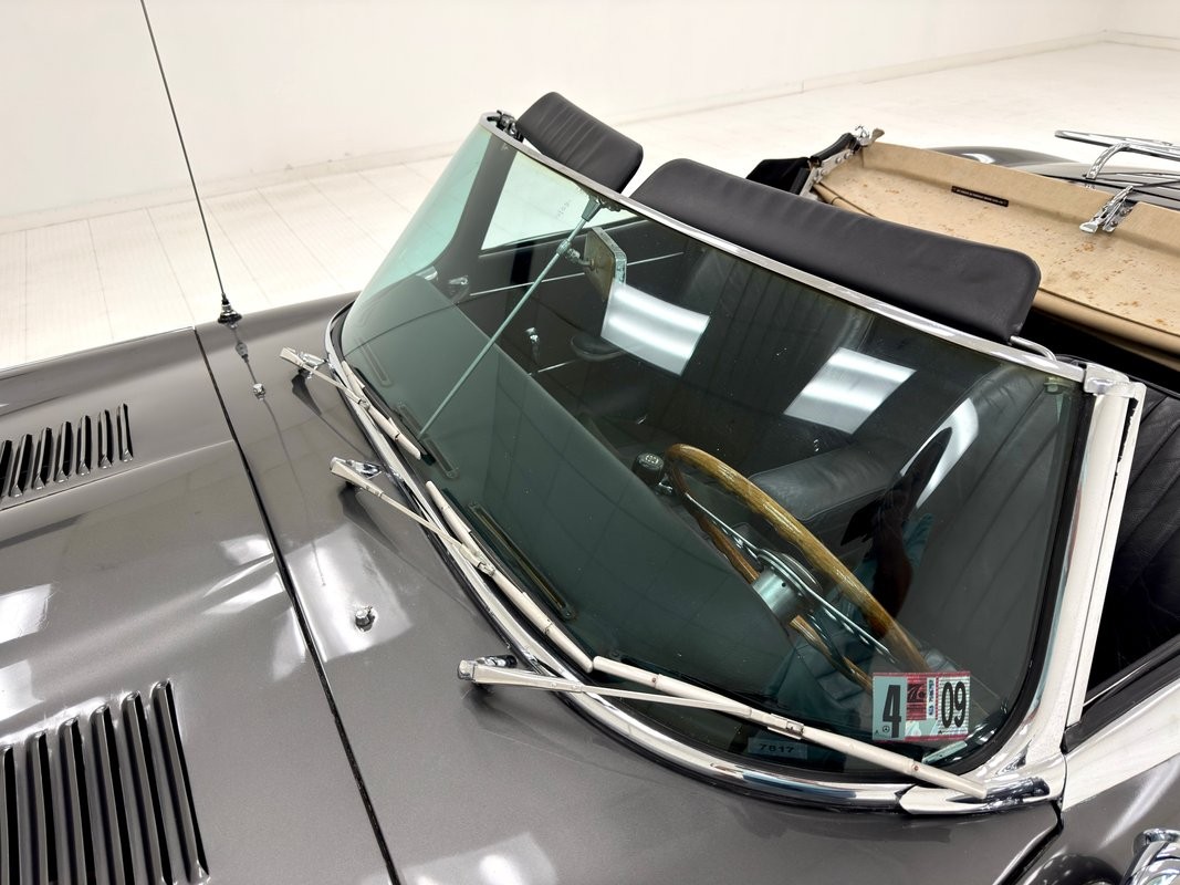 Jaguar-XK-1967-Convertible-15
