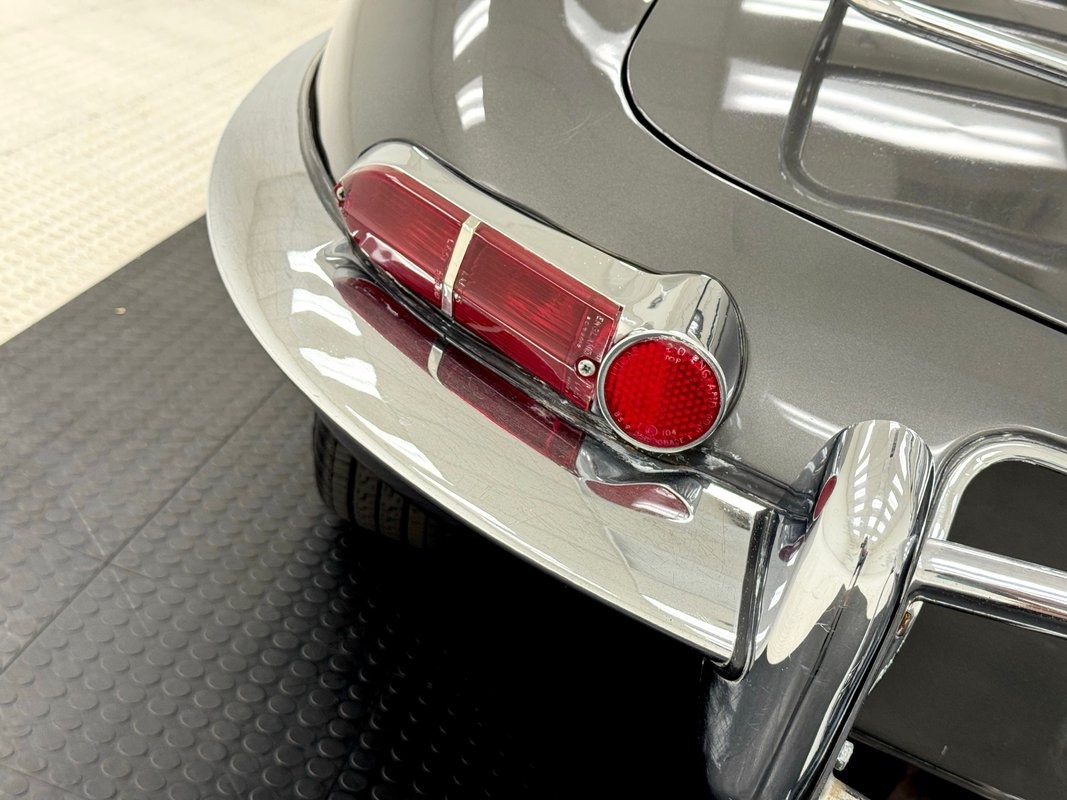 Jaguar-XK-1967-Convertible-24