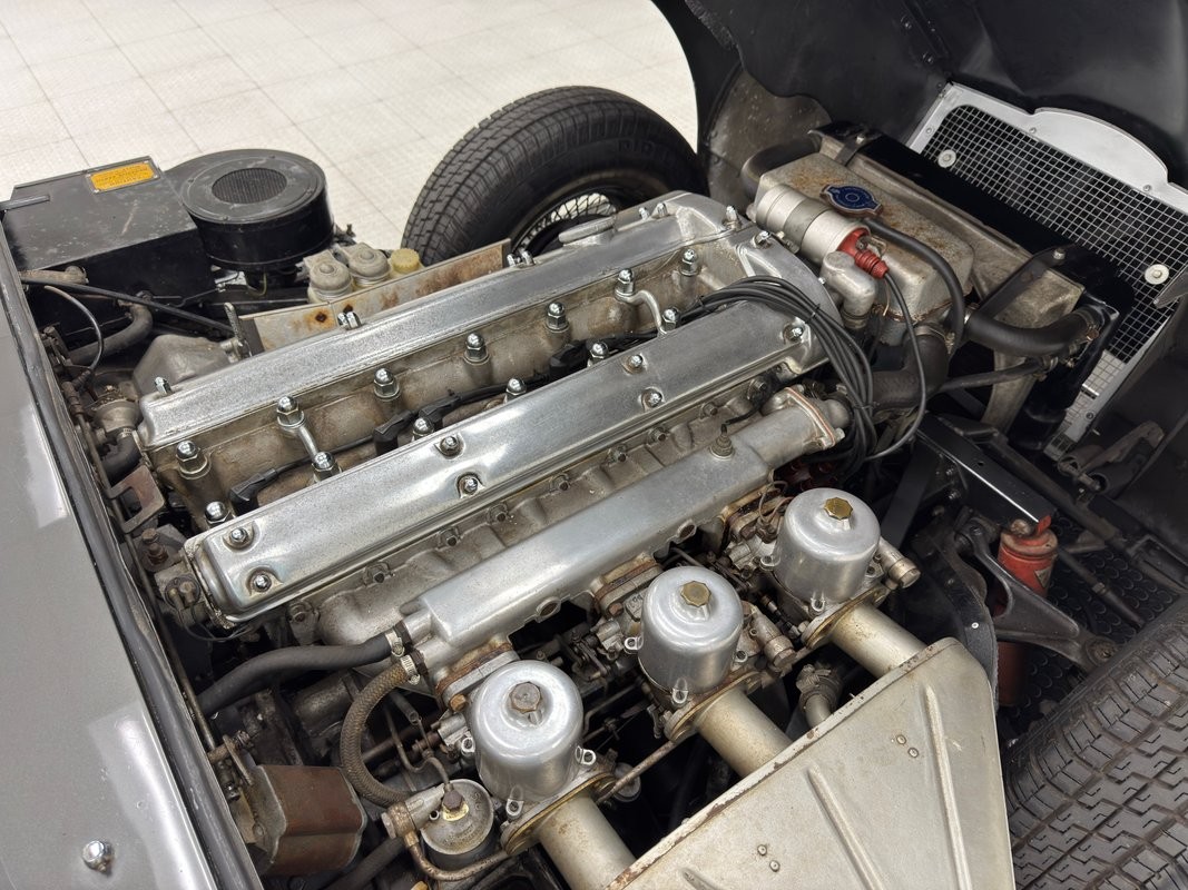 Jaguar-XK-1967-Convertible-29