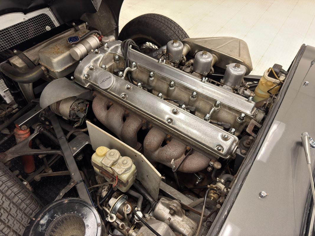 Jaguar-XK-1967-Convertible-32