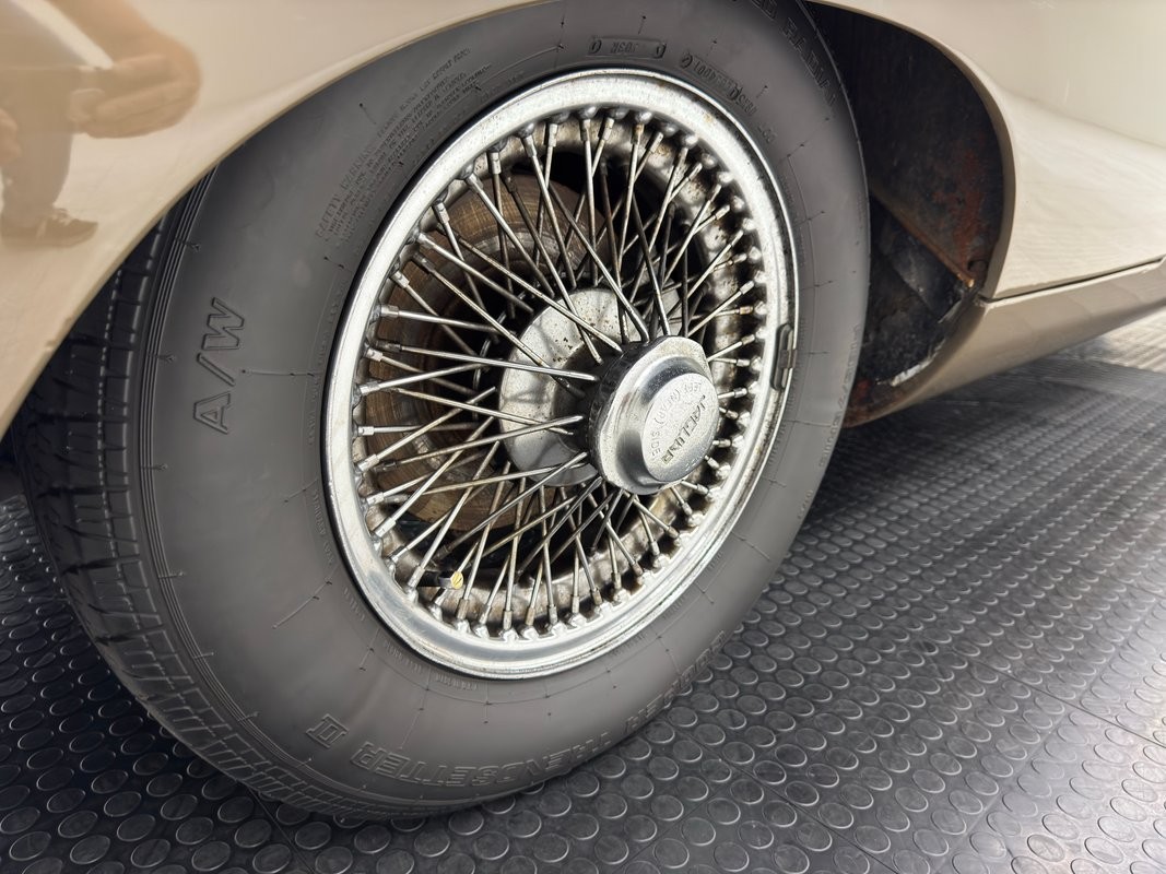 Jaguar-XK-1970-Coupe-11