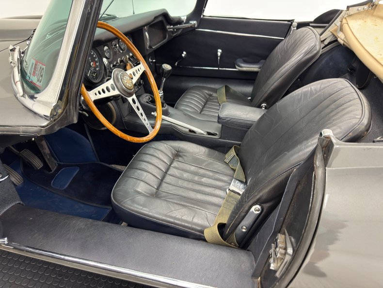 Jaguar-Xke-1967-Warwick-Gray-Navy-Blue-43