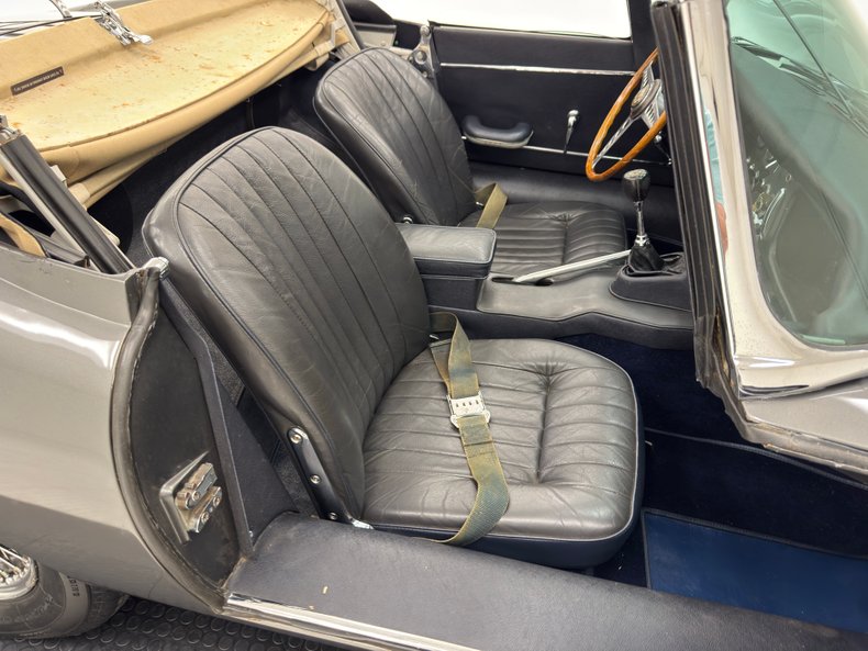 Jaguar-Xke-1967-Warwick-Gray-Navy-Blue-45