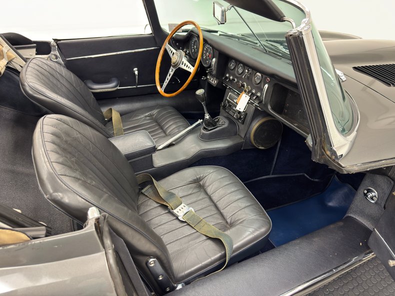 Jaguar-Xke-1967-Warwick-Gray-Navy-Blue-46