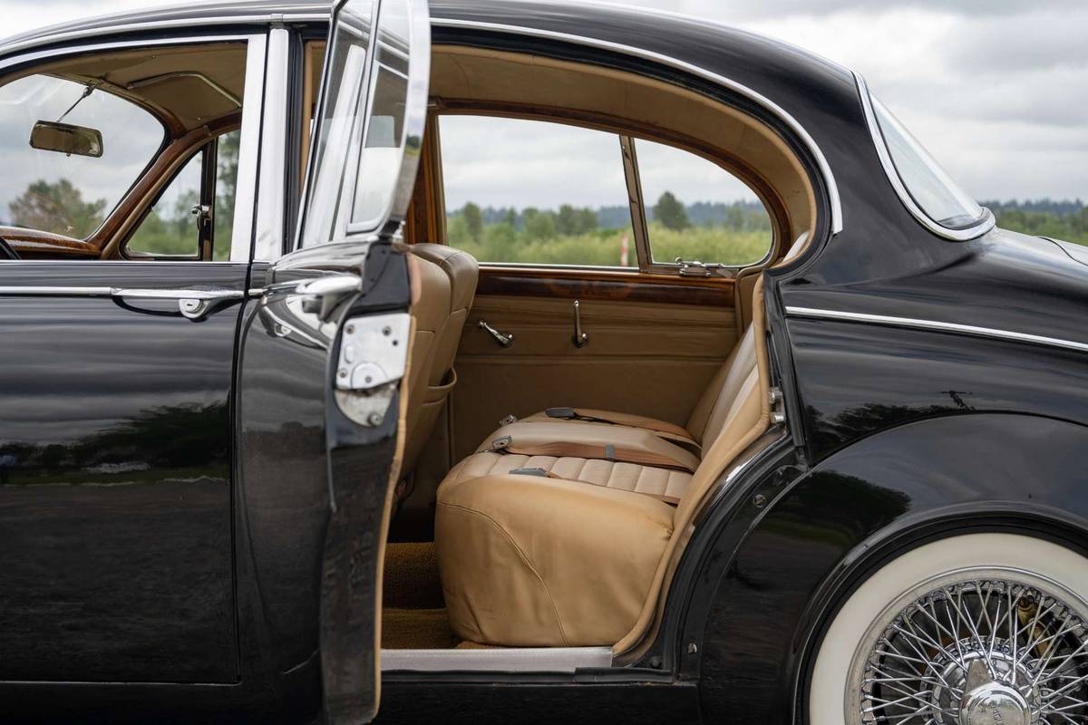 Jaguar-mark-ii-1962-black-7