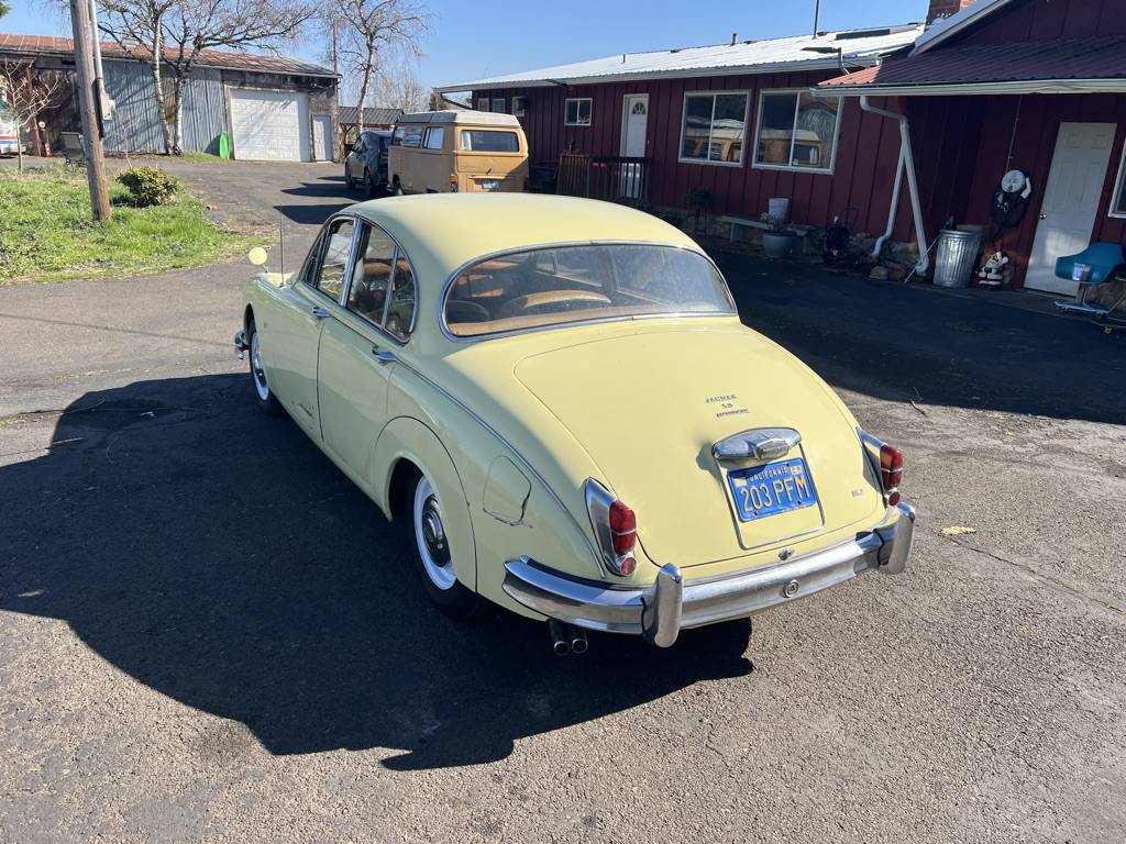 Jaguar-mk2-1959-yellow-12