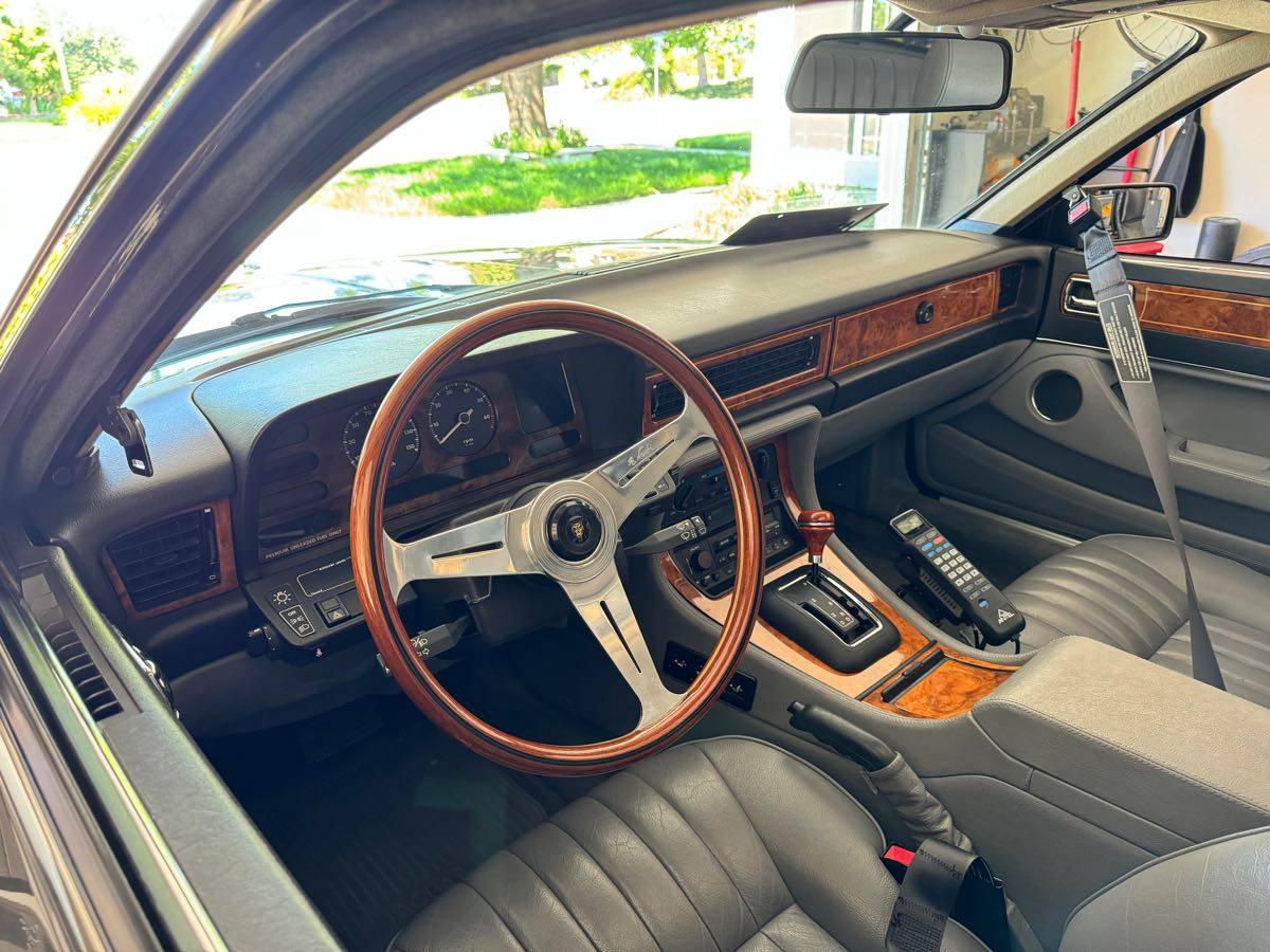 Jaguar-xj40-1989-grey-1