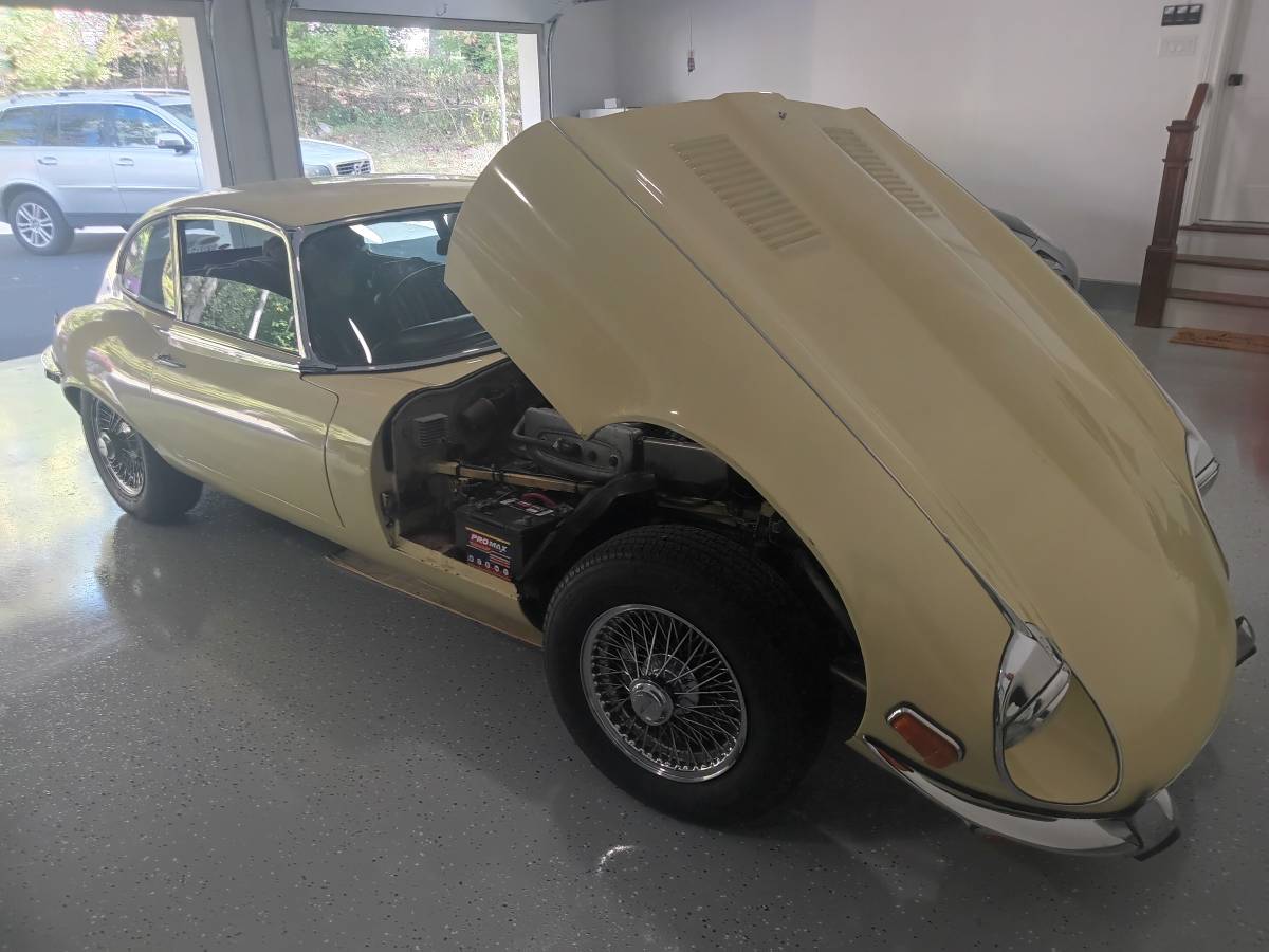 Jaguar-xke-1971-yellow-2