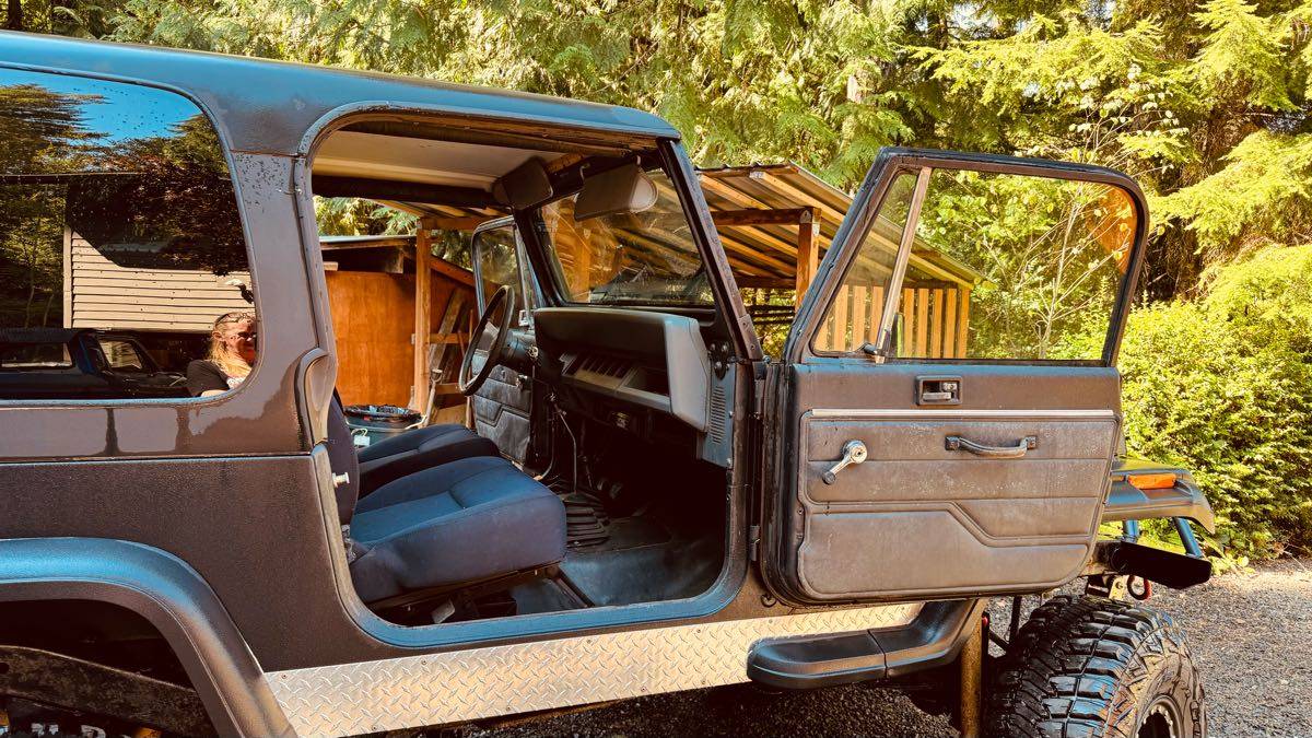Jeep-1991-black-4
