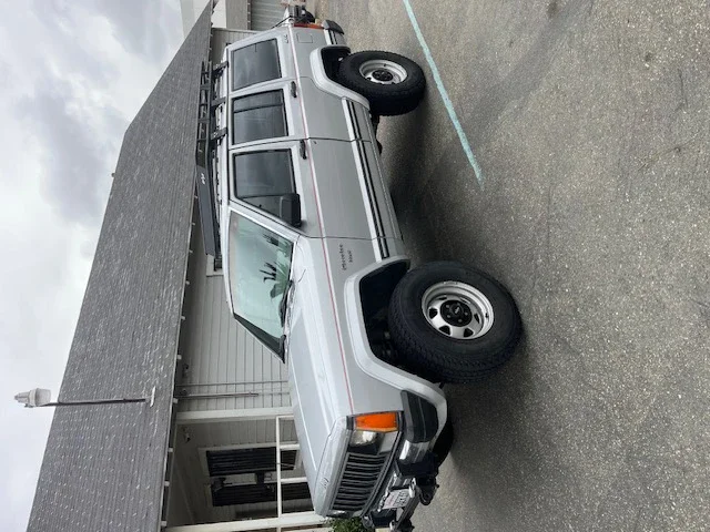 Jeep-Cherokee-4wd-pioneer-4-door-1989-Silver-Gray-2