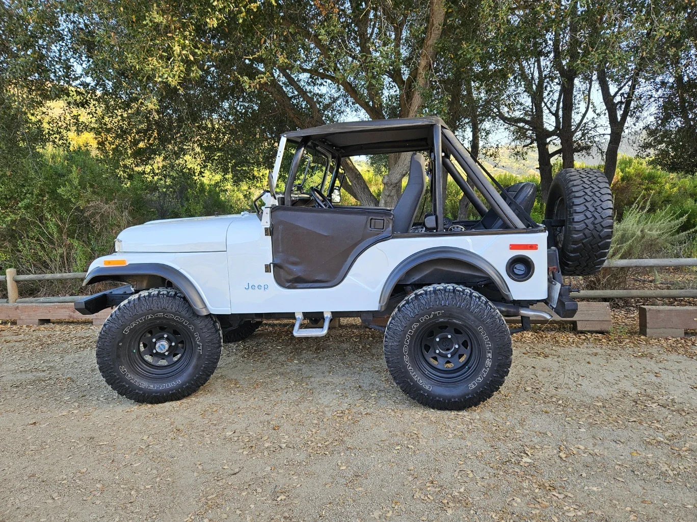 Jeep-Cj-5-1972-White-Black-12