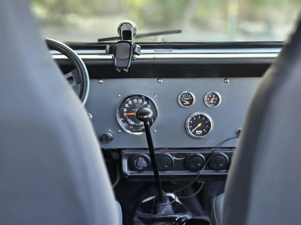 Jeep-Cj-5-1972-White-Black-17